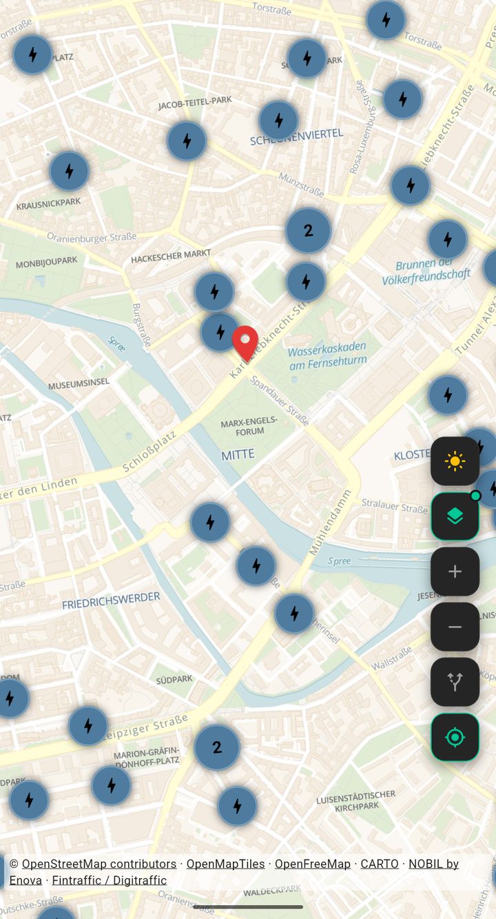 Karte von Berlin in der GeoCharge-App mit Ladestationen