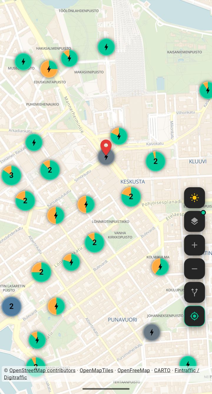 Helsingin kartta GeoCharge-sovelluksessa latausasemien merkkeineen