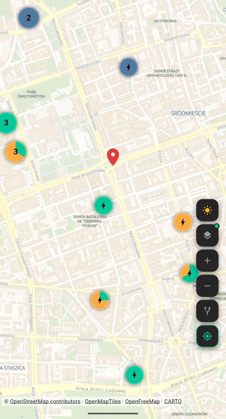 Mapa Warszawy w aplikacji GeoCharge z pinezkami stacji ładowania