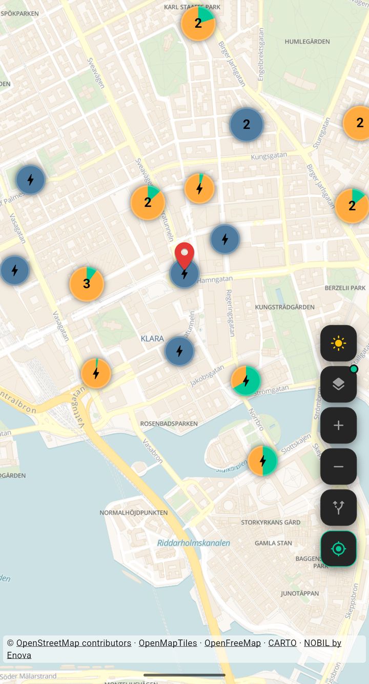 Karta över Stockholm i GeoCharge-appen med markeringar för laddstationer