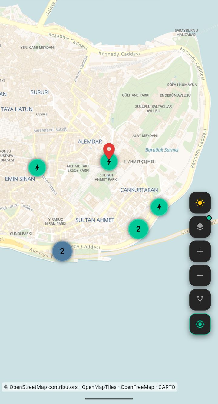 İstanbul haritası, GeoCharge uygulamasında şarj istasyonu işaretleriyle